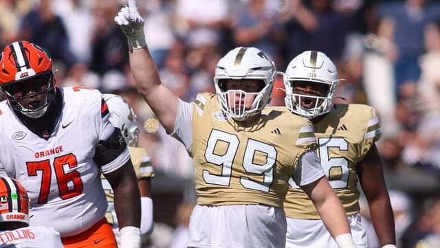 A 6th-Round Surprise? Why Jordan Van Den Berg Already Has The Bears Buzzing