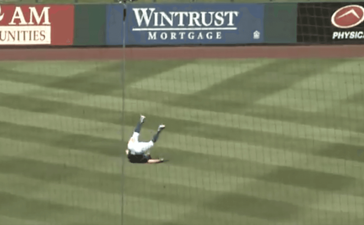 Kyle Schwarber Makes Wild Catch Against Brewers