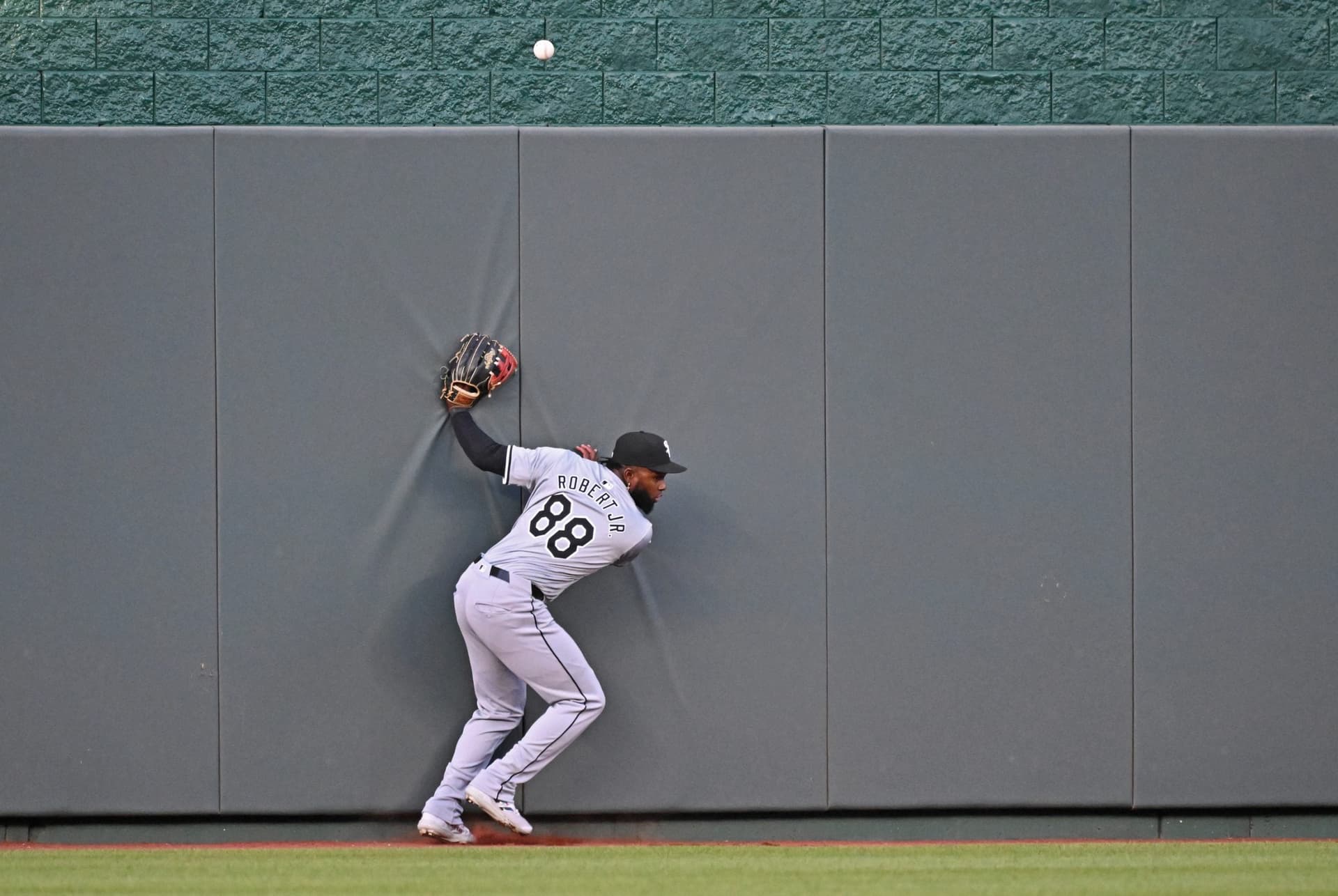 Luis Robert Jr.'s Injury News Is Not Good