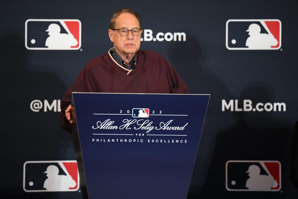 Reinsdorf Talks To Sell Team Sparks Concerns Over White Sox Future in Chicago