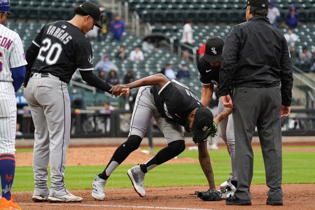 White Sox Reliever Exits Game With Knee Injury